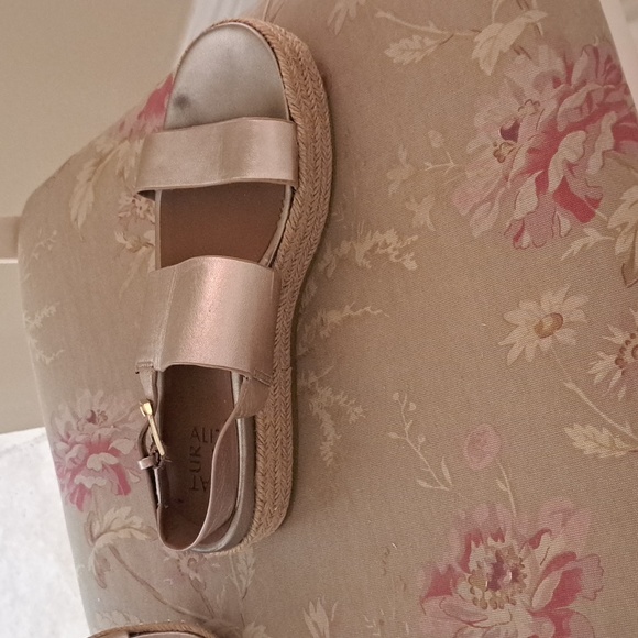 Naturizer Gold Metallic Leather Wedge sandal with grass cloth Wedge sz8 EUC - Picture 2 of 7